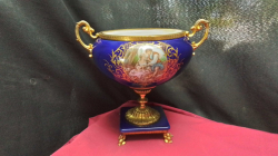 VTG French Porcelain Bowl Courtship Scene Cobalt Blue 
& Gold Trim STUNNING. 
H21.4cm.W9cm.