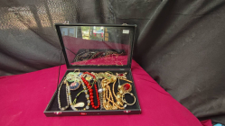 Display tray in high quality jewelry, including a watch.
L35.3cm. W24cm.H5cm. 