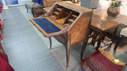 A Louis XV style desk / bureau. H.92 cm L.64 cm D.39 cm
