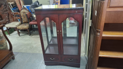 A Mahogany glass display cabinet. H.125 cm W.76 cm D.44 cm