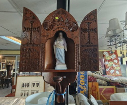A wooden corner unit with a standing statue of Jesus.
H80cm. W60cm. D20cm.