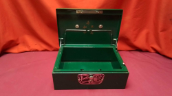 Green Metal hand safe cash box with Chorme handle.
L26cm.W6.4cm.
