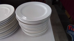 19 small white dinner plates 
W28cm.