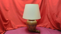 A Nice brown pottery lamp with a nice shade.
9x44cm.
