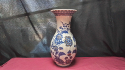 A Nice Blue and White with Gilded flowers Ceramic artists Italy Vase.
9x37cm.