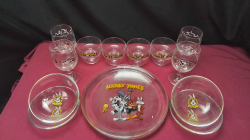 A highly collectable original 14 piece glassware set decorated with looney tunes characters this was produced in the 1970s for Warner brothers