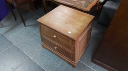A Nice OAK Side cupboard.
W51cm.
H58cm.
D46cm.