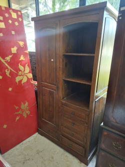 A Nice Small wardrobe with 3
Shelves and four drawer 
H184cm. D54cm. W98cm.