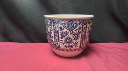 A Delft blue plant pot.
H15 W10cm.