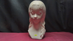 A plaster bust of a Yong girl.
H34 W17cm.