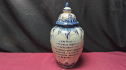 A delft jar blue and white with a lid.
H30 W17cm.