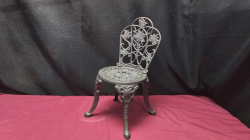 A Small iron chair.
H34 W16cm.