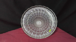 A crytal plate.
H11cm. W30cm.