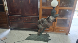 Bronze Vintage style floor lamp, a koala clinging to a tree branch with a baby. Base 50x90 cm. 133 talls