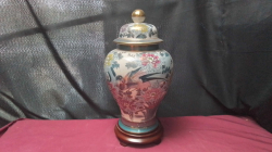 A Japanese painted vase on a stand with a lid.
15x20x41cm.