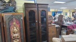 Dark wooden wardrobe cabinet with glass- paneled door.
H190