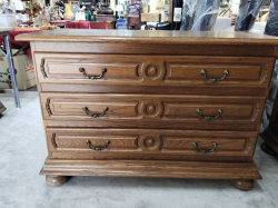 A Nice 3 drawer chest with Carved .
H76 W109 D46.5cm
