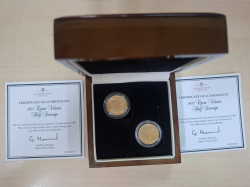 A Cased two coin set of British Queen Victoria gold half sovereigns 1900 and 1901, 22 carat goldwith certificates