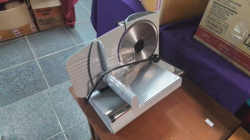 Electric meat slicer
