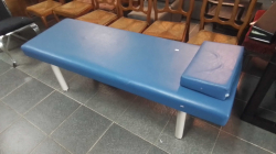 Massage bed with pillow .
L178 H55cm.