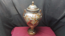 Royal Worcester highland cattle pot -pourri vase signed under the painting .
H65 W34cm.