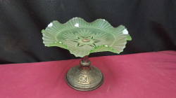 A Lovely Silver Plate centre piece by sturges Bladon and Middleton Birmingham with an Opaque glass bowl.
12x24x18cm.