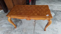 A Nice crossbanded coffee table on Queen any legs.
50x90x53cm.