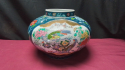 Vintage  Kutani Bird &Floral vase .Hand- Painted with 
original stamp .
H24xW20cm.