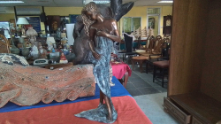 Vintage bronze standing naked lady made in Italy.
H61x23cm.