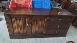 OAK linenfold Sideboard 

46x150x41.3cm.