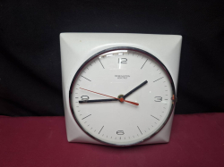 A Nice Ceramic battery clock .
W20xL20.5cm.