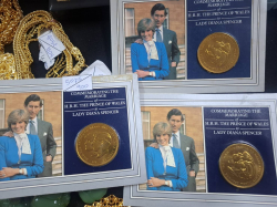 A 1981 Royal set commemorative Coins or 3 lots 